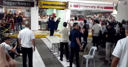 Były ochroniarz wziął zakładników w centrum handlowym na Filipinach. Wypuścił ich, gdy usłyszał przeprosiny od przełożonych