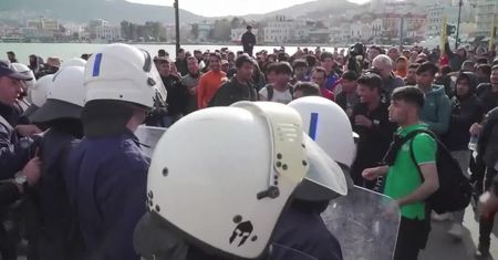 Zamieszki na Lesbos z powodu fake newsa. Syryjczycy usłyszeli, że zostaną wpuszczeni do kontynentalnej Grecji