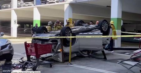 Samochód spadł z 3. piętra parkingu w Los Angeles