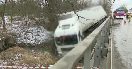 Tir zjechał z drogi i stoczył się do rzeki w Częstochowie. Nikt nie ucierpiał
