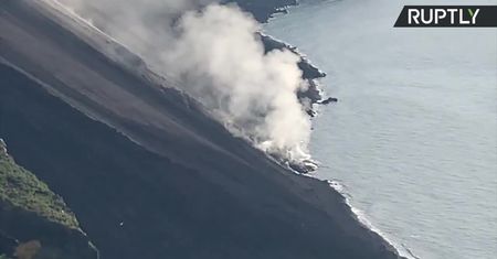 Erupcja wulkanu Stromboli we Włoszech. Z krateru unosił się dym, a lawa płynie do morza