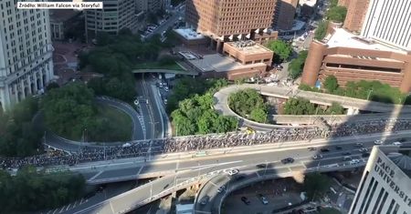 Antyrasistowski protest w Nowym Jorku. Demonstranci zablokowali ruch na Moście Brooklińskim