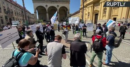 Protest hodowców bydła mlecznego w Monachium przeciwko niskim cenom mleka. Domagają się powrotu limitów produkcji