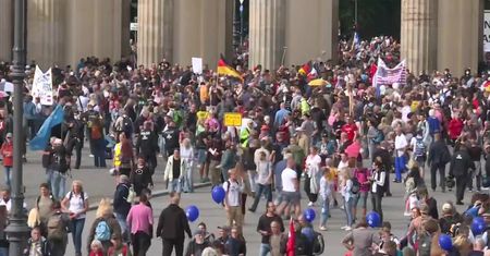Protest przeciw obostrzeniom w stolicy Niemiec. Policja zatrzymała kilka osób