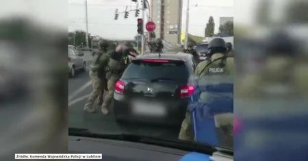 Spektakularna akcja policji na skrzyżowaniu w Lublinie. Antyterroryści zatrzymali sprawcę napadu