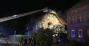 Wybuchł pożar domu, w pobliżu strażacy grali w piłkę