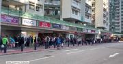 Kolejka po maski ochronne w Hongkongu. Sieć drogerii ogranicza sprzedaż