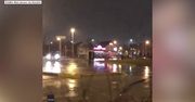 Wyścig 5-konnych motocykli na ulicach Milwaukee. Jeden z uczestników zamontował na jednośladzie… przenośną toaletę