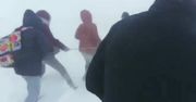 20 osób uwięzionych podczas zamieci śnieżnej w Kazachstanie. Na pomoc ruszyli im ratownicy z długą liną