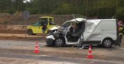 Dostawczak zderzył się z pojazdem budowlanym pod Częstochową. Kierowca został uwięziony w samochodzie