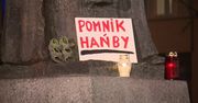 „Oczekuję, że Kościół przeprosi za swoje grzechy”. Kolejny protest przed pomnikiem ks. H. Jankowskiego w Gdańsku