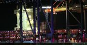 Kontenerowiec zgubił podczas sztormu prawie 300 kontenerów. Teraz morze wyrzuca je na plaże