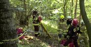 Paralotniarz zawisł na drzewie. Pomogli mu strażacy i ratownicy górscy