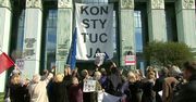 Wielki baner z napisem “Konstytucja” na budynku Sądu Najwyższego