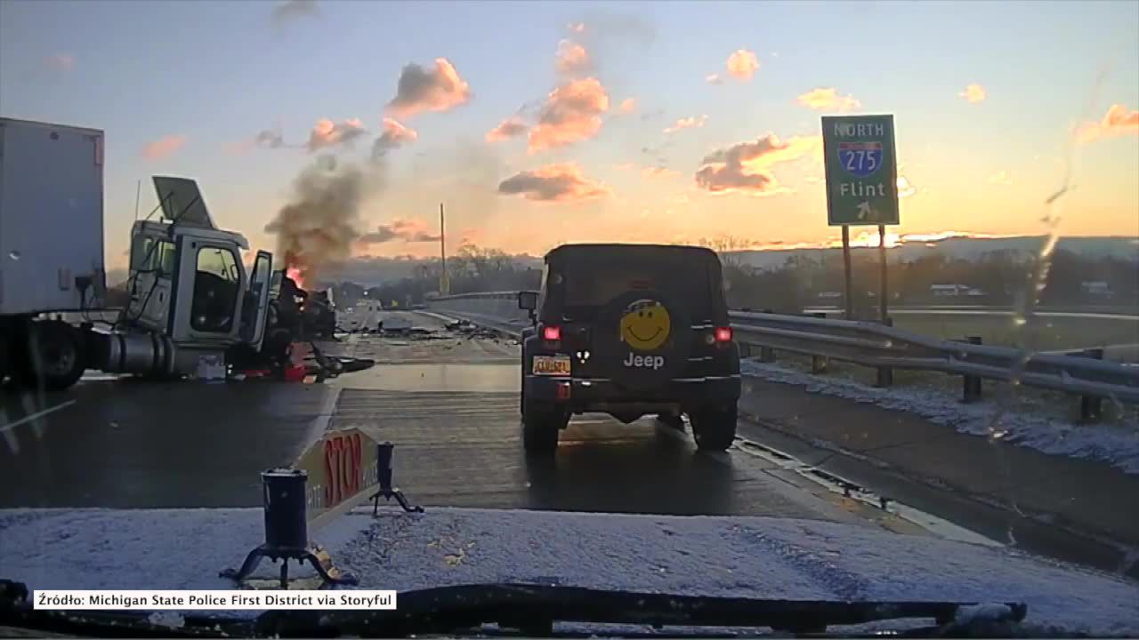 Policjant uratował mężczyznę z płonącego samochodu.