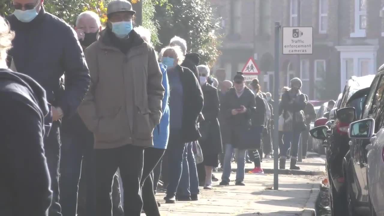 Ogromne kolejki do punktów wymazowych w Liverpoolu. Chcą przebadać całą populację miasta