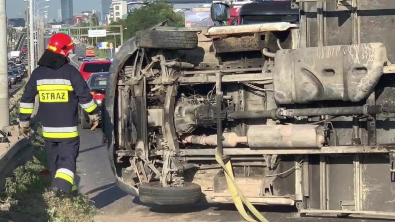 Samochód dostawczy na boku w Alejach Jerozolimskich. Zablokowana droga w kierunku centrum Warszawy