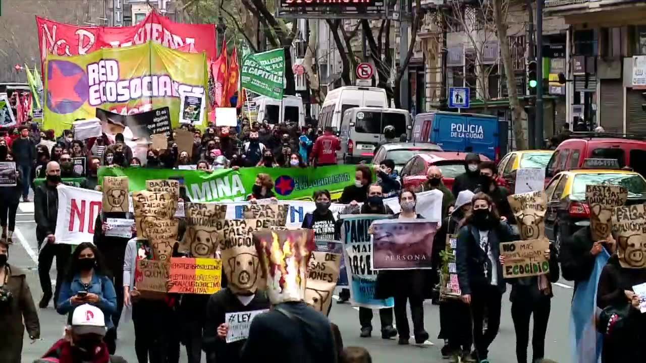 Aktywiści z Extinction Rebellion demonstrowali w Buenos Aires. Doszło do przepychanek z policją