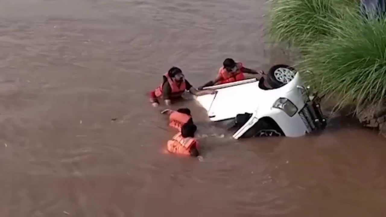 Tragiczny wypadek vana. 11 osób, w tym 6 kobiet i 3 dzieci, zginęło. Trwają poszukiwania dwunastego pasażera