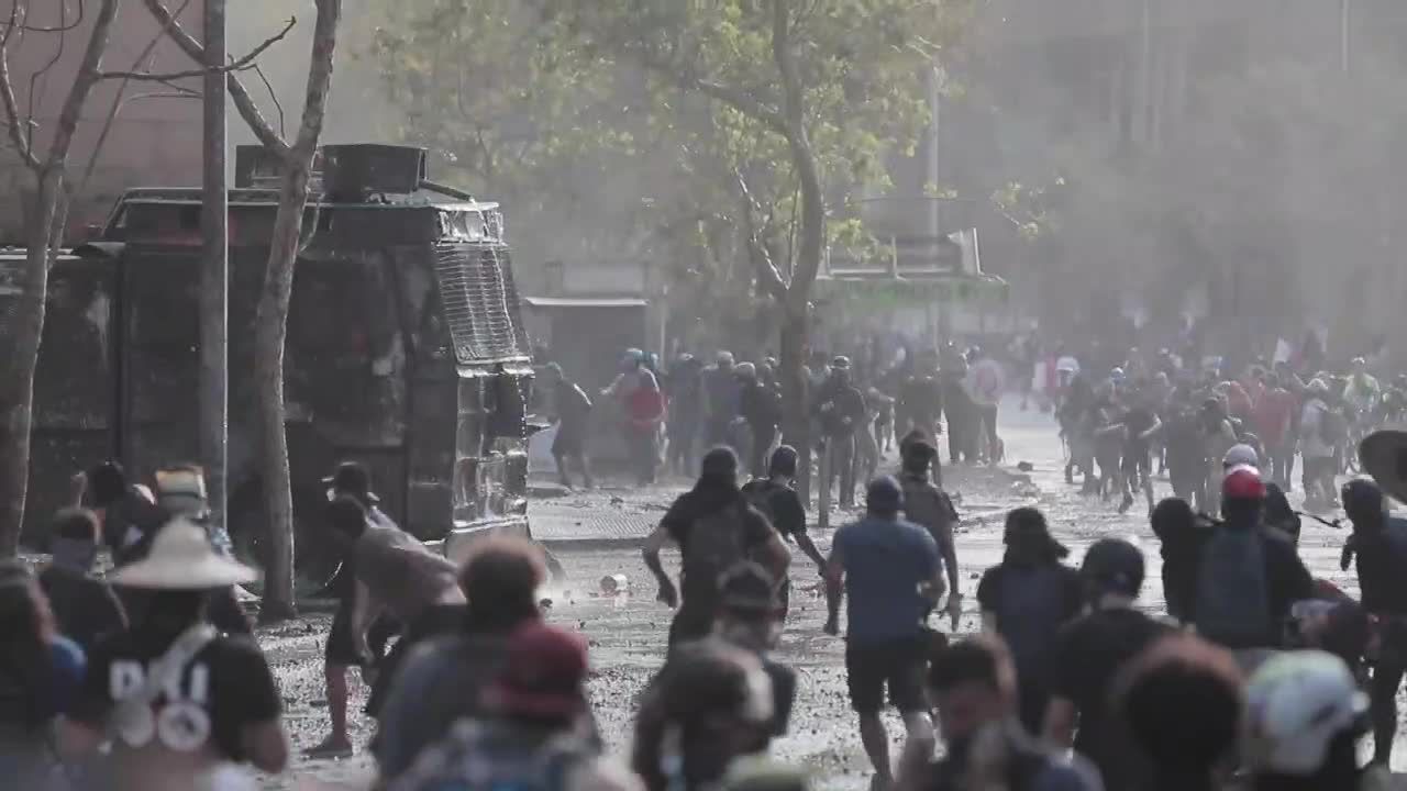 Demonstranci rzucali koktajlami Mołotowa, policja użyła armatek wodnych. Ciąg dalszy protestów w Chile