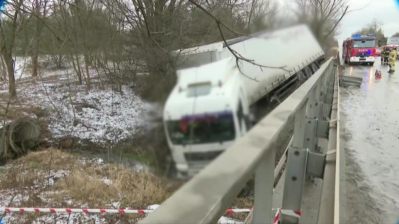 Tir zjechał z drogi i stoczył się do rzeki w Częstochowie. Nikt nie ucierpiał