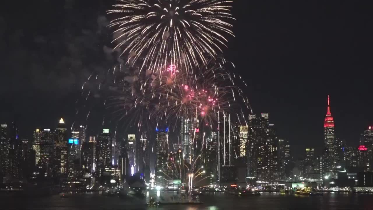 Rozpoczyna się Rok Szczura. Pokaz fajerwerków w Nowym Jorku z okazji Chińskiego Nowego Roku