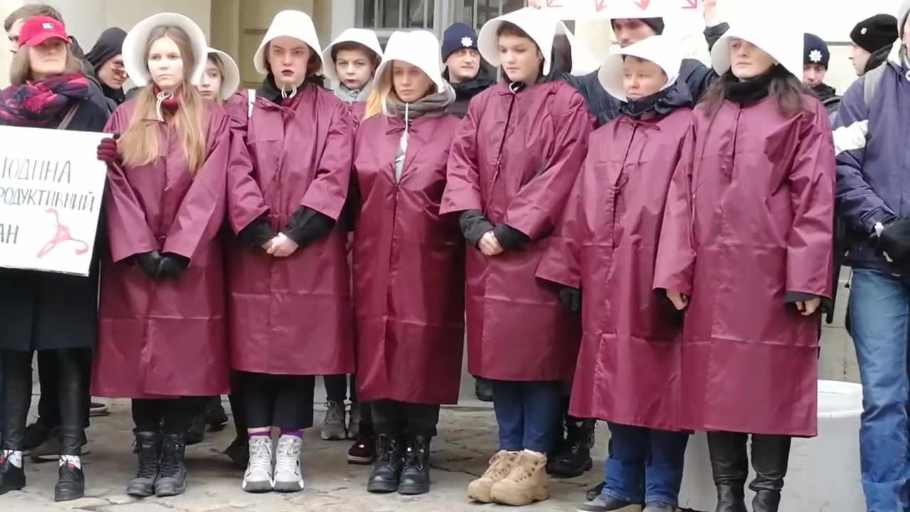 Demonstracja feministek we Lwowie. Aktywisty były ubrane w stroje z “Opowieści podręcznej”