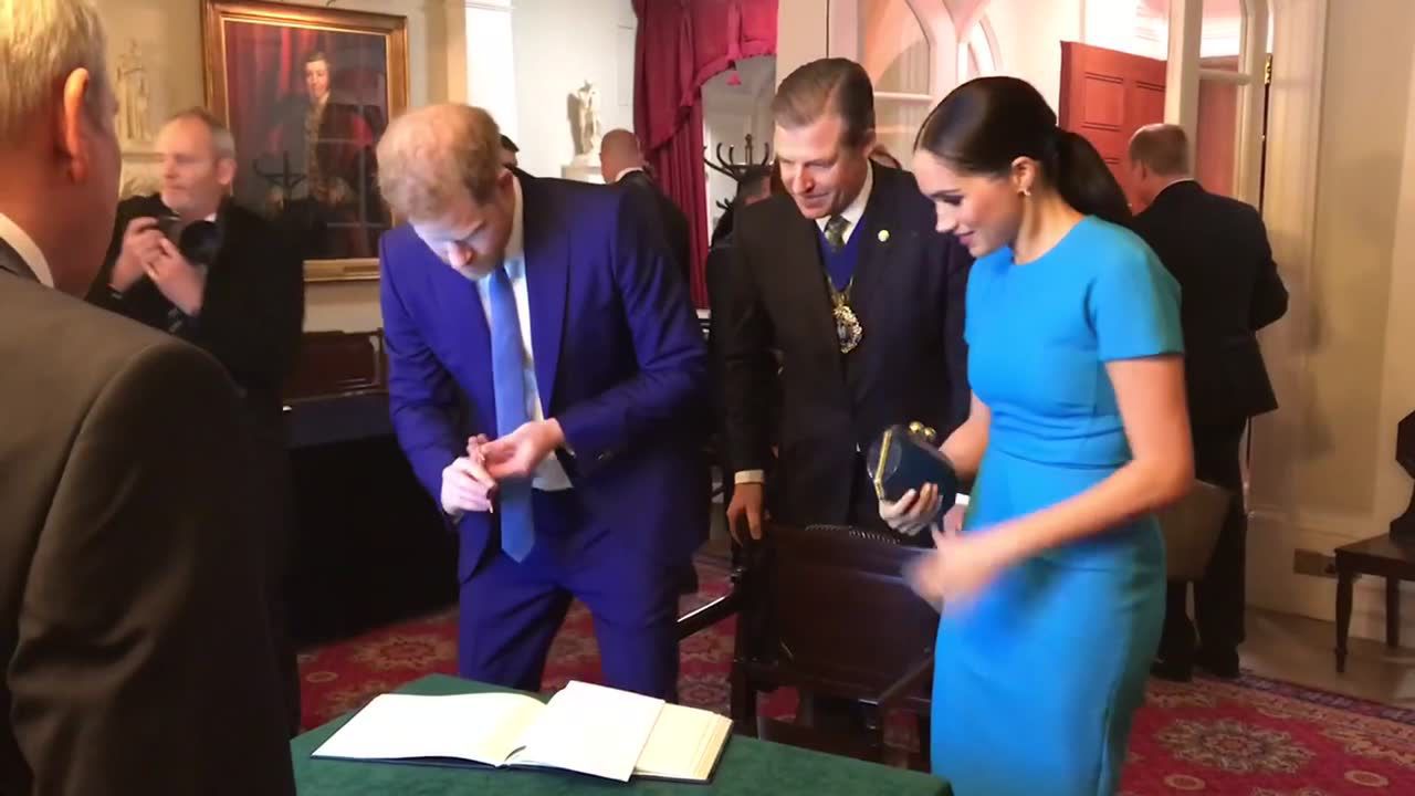 Szczęśliwi Harry i Meghan w błękicie na jednym ze swoich ostatnich oficjalnych wystąpień