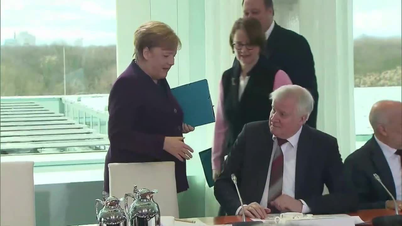 Minister odmówił podania ręki A. Merkel. Tłumaczył, że to ostrożność w okresie zagrożenia koronawirusem