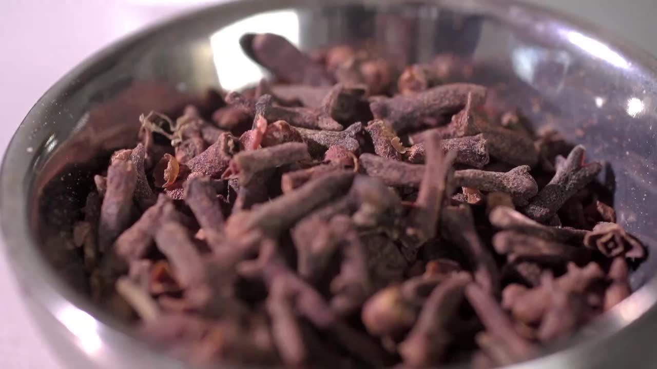 Goździki – zapach zimy. Jakie mają właściwości?