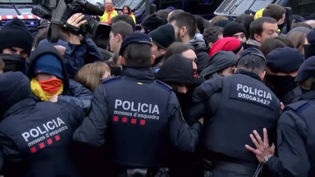 Policja starła się z protestującymi przeciwko usunięciu dzieł sztuki z muzeum w Lleidzie