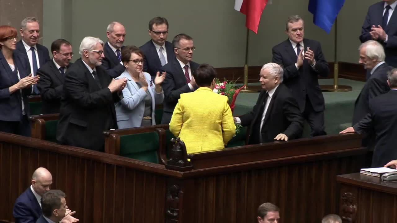 Kwiaty i pożegnalny (?) aplauz dla Beaty Szydło po odrzuceniu wniosku PO o wotum nieufności dla jej rządu