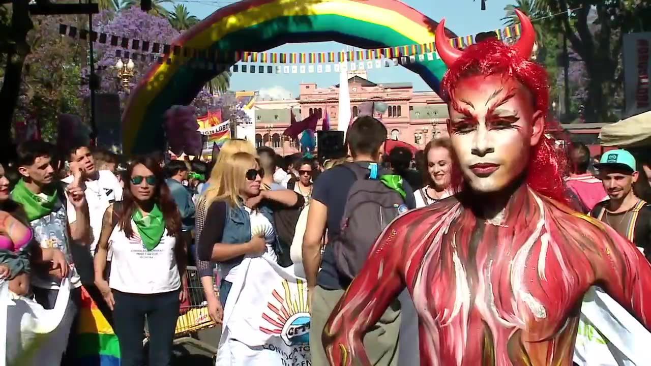 Kolorowa i odważna parada równości w Buenos Aires, a na niej… transseksualne zakonnice i lalki barbie