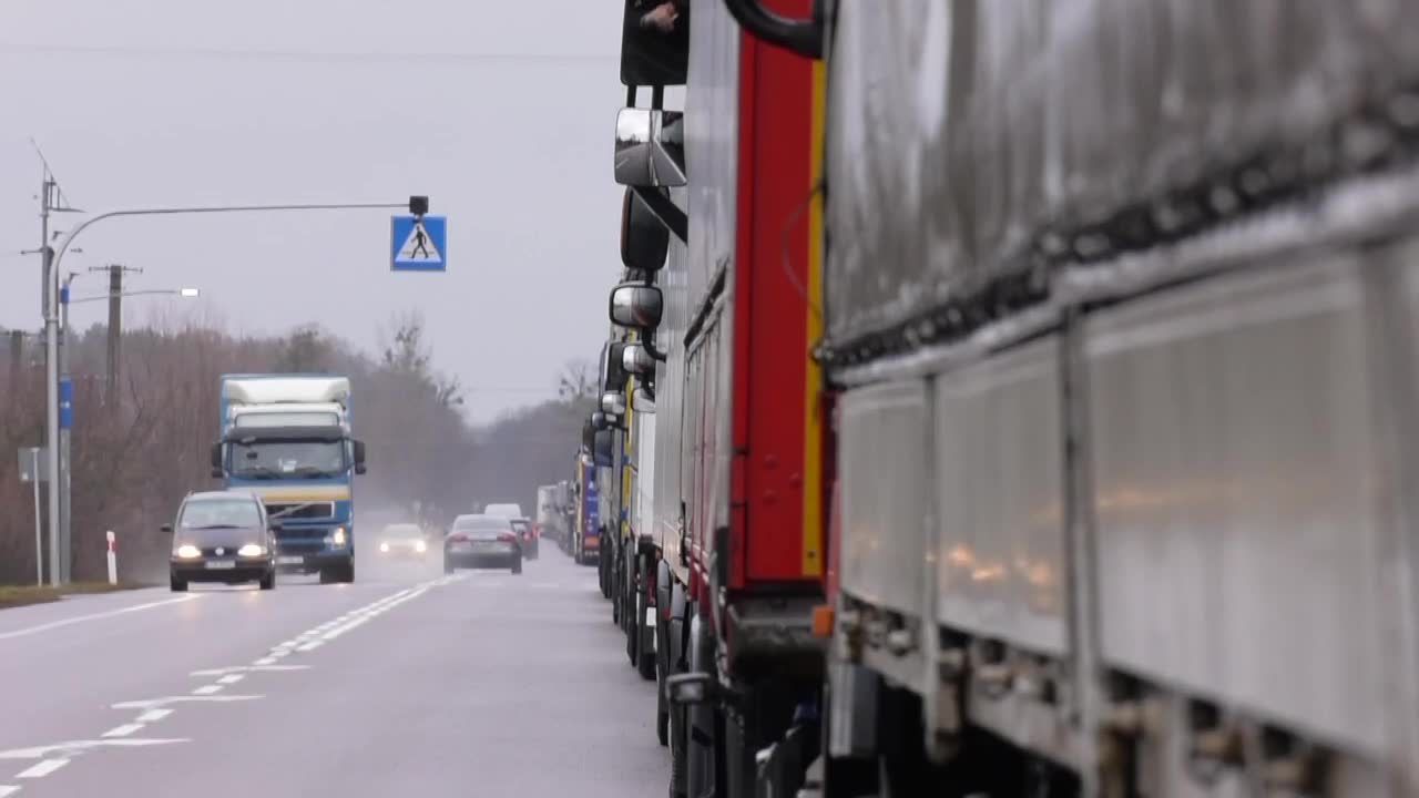 “Stoję tu już trzy dni”. Gigantyczny korek na granicy polsko-ukraińskiej w Dorohusku