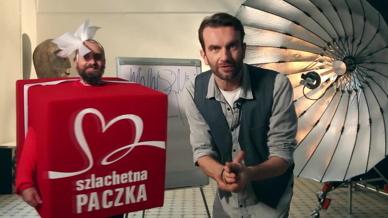 Wojciech Mecwaldowski i Tomasz Kot w zabawnej kampanii na rzecz “Szlachetnej Paczki”