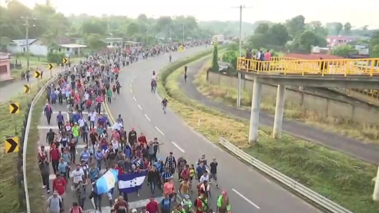 Karawana migrantów zmierzająca z Hondurasu do USA ma już 1,5 km długości. W ciągu jednej nocy przybyło około 3 tysiące osób