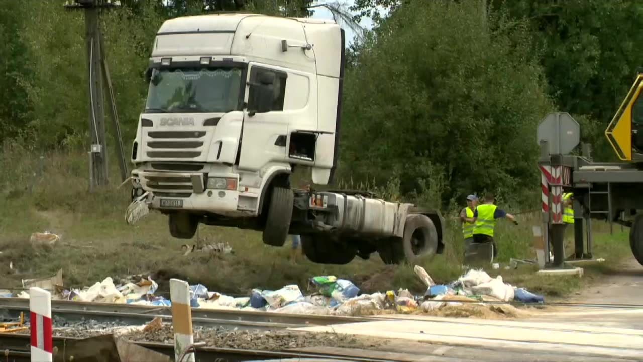 Zderzenie pociągu z tirem w na Podlasiu. Pięć osób rannych, w tym 12-latka