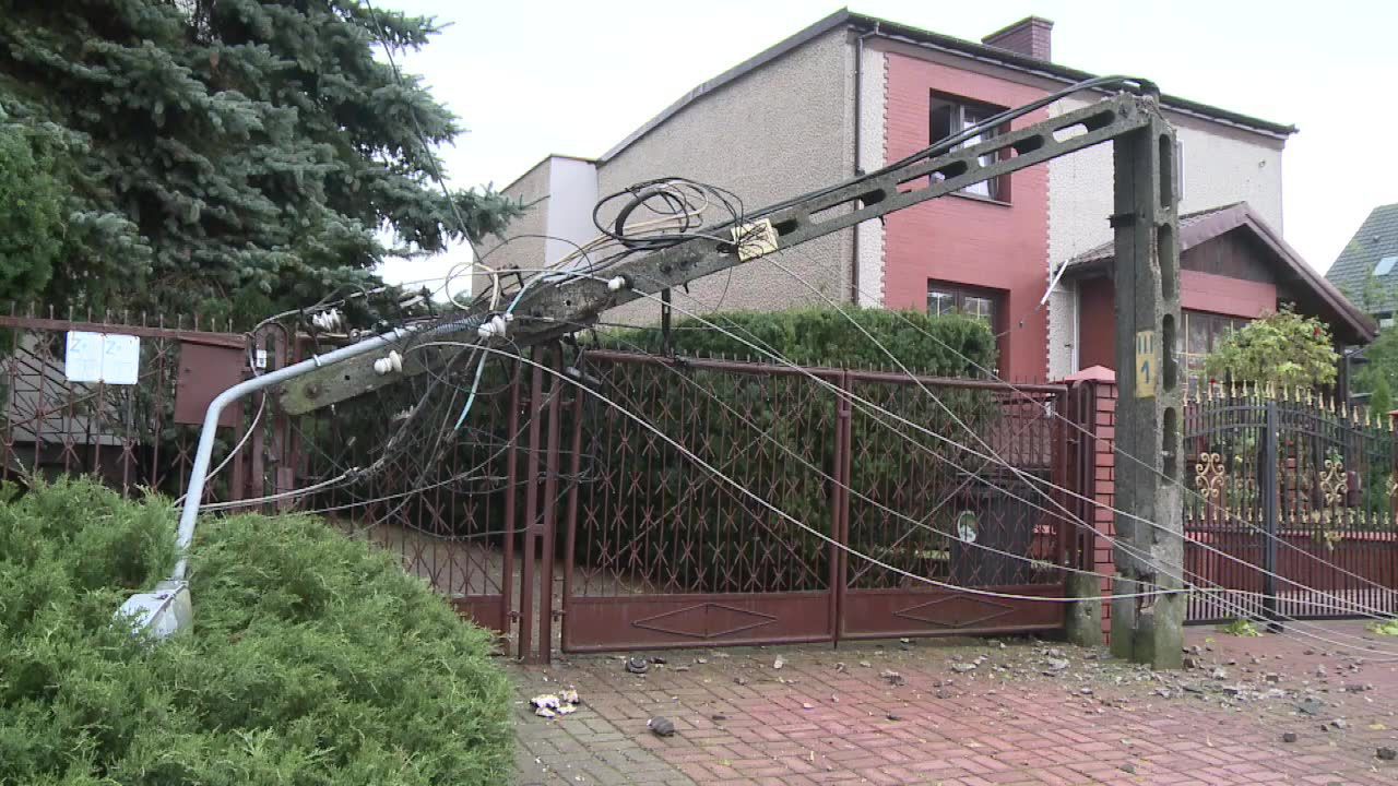 “Świerk przewrócił się na linie energetyczne i powalił cztery słupy”. Nawałnica w Koninie
