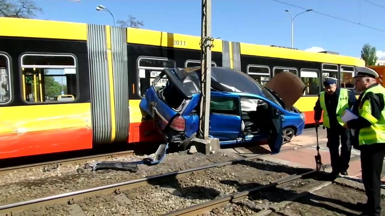 Auto zakleszczone między tramwajem a słupem. W środku była kobieta w ciąży i małe dziecko