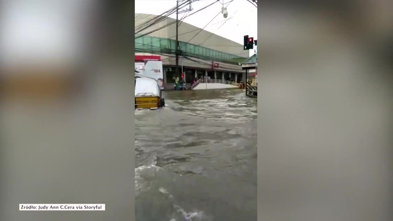 Stan klęski żywiołowej na Filipinach. Mieszkańcy brodzą w wodzie po kolana