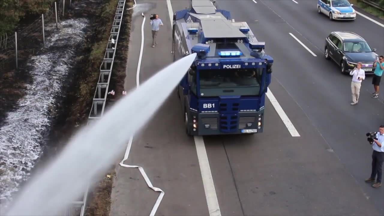 Armatki wodne kontra ogień. Niemiecka policja pomaga strażakom w zabezpieczeniu autostrady