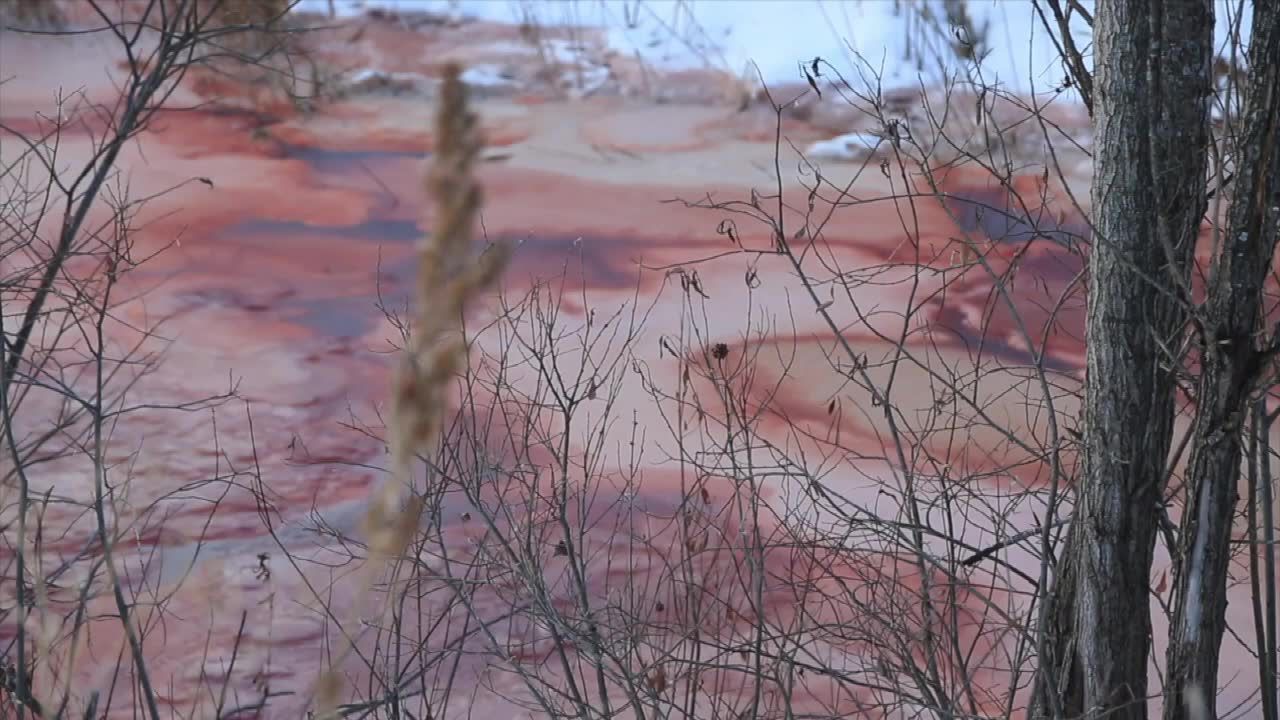 Szkarłatna rzeka w Rosji. Tafla lody wygląda jak zamarznięta krew