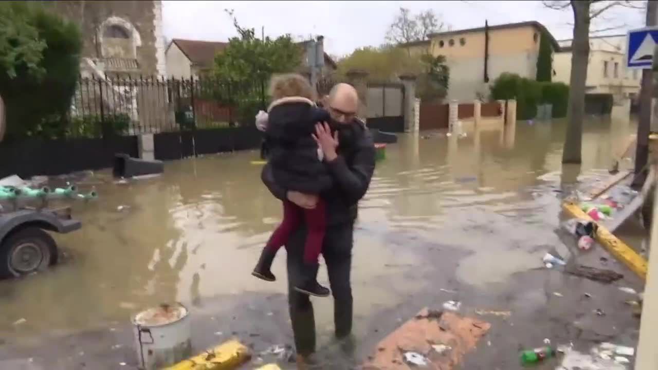 Powódź w Paryżu, ewakuowano mieszkańców podtopionych domów. Poziom Sekwany wciąż rośnie