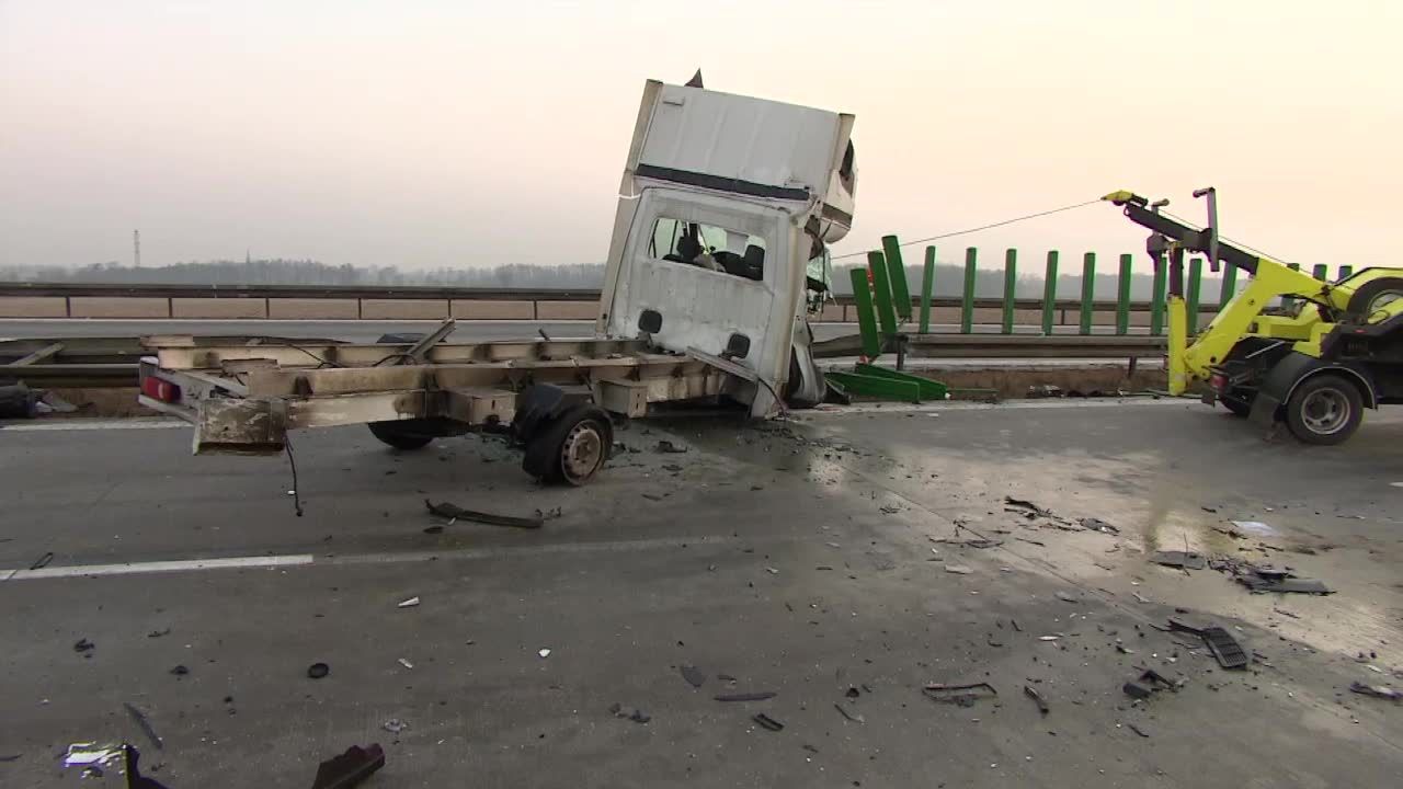 Ciężarówka przebiła bariery na autostradzie i zderzyła się z busem. Nie żyją dwie osoby