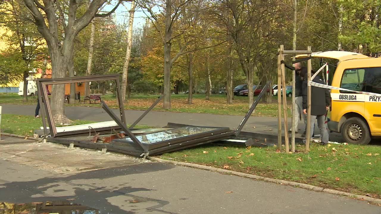 Policjanci zatrzymali mężczyznę podejrzanego o wjechanie w przystanek we Wrocławiu. Miał blisko 2,5 promila