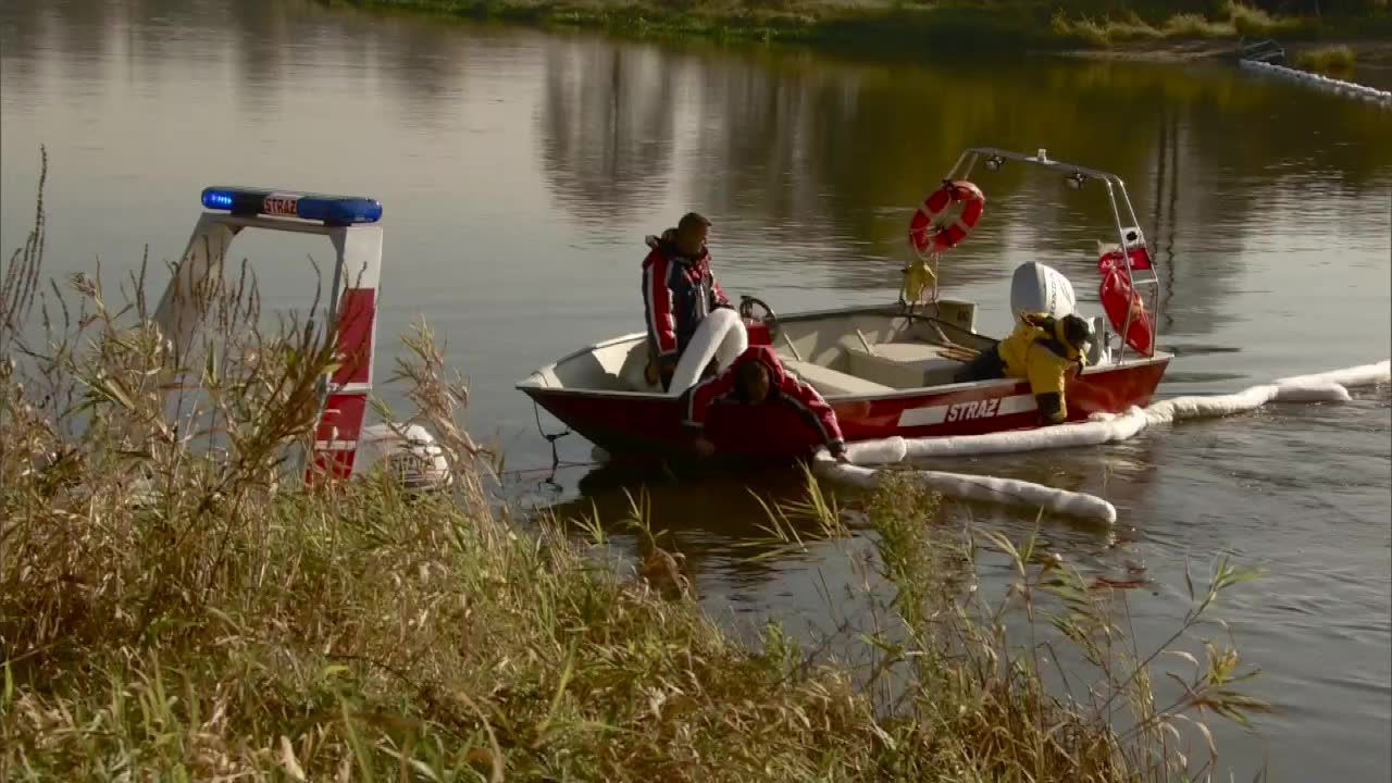 Strażacy opanowali plamę oleju na Narwi. Ustawiono cztery zapory filtracyjne