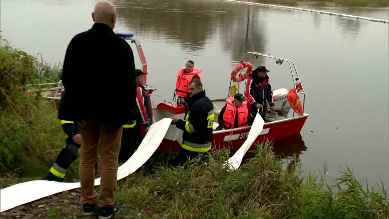 Straż pożarna: w miejscach, gdzie rozstawione zostały zapory, Narew jest już czysta