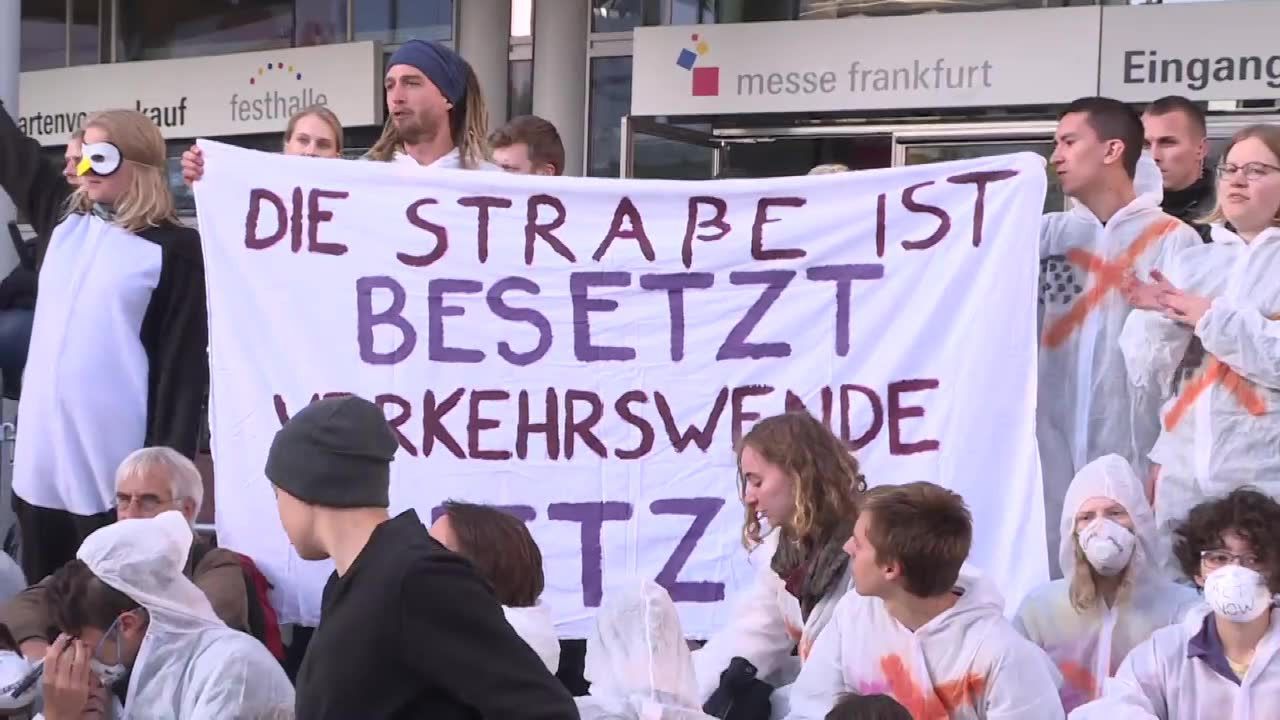 Aktywiści klimatyczni zablokowali wejście na targi motoryzacyjne we Frankfurcie