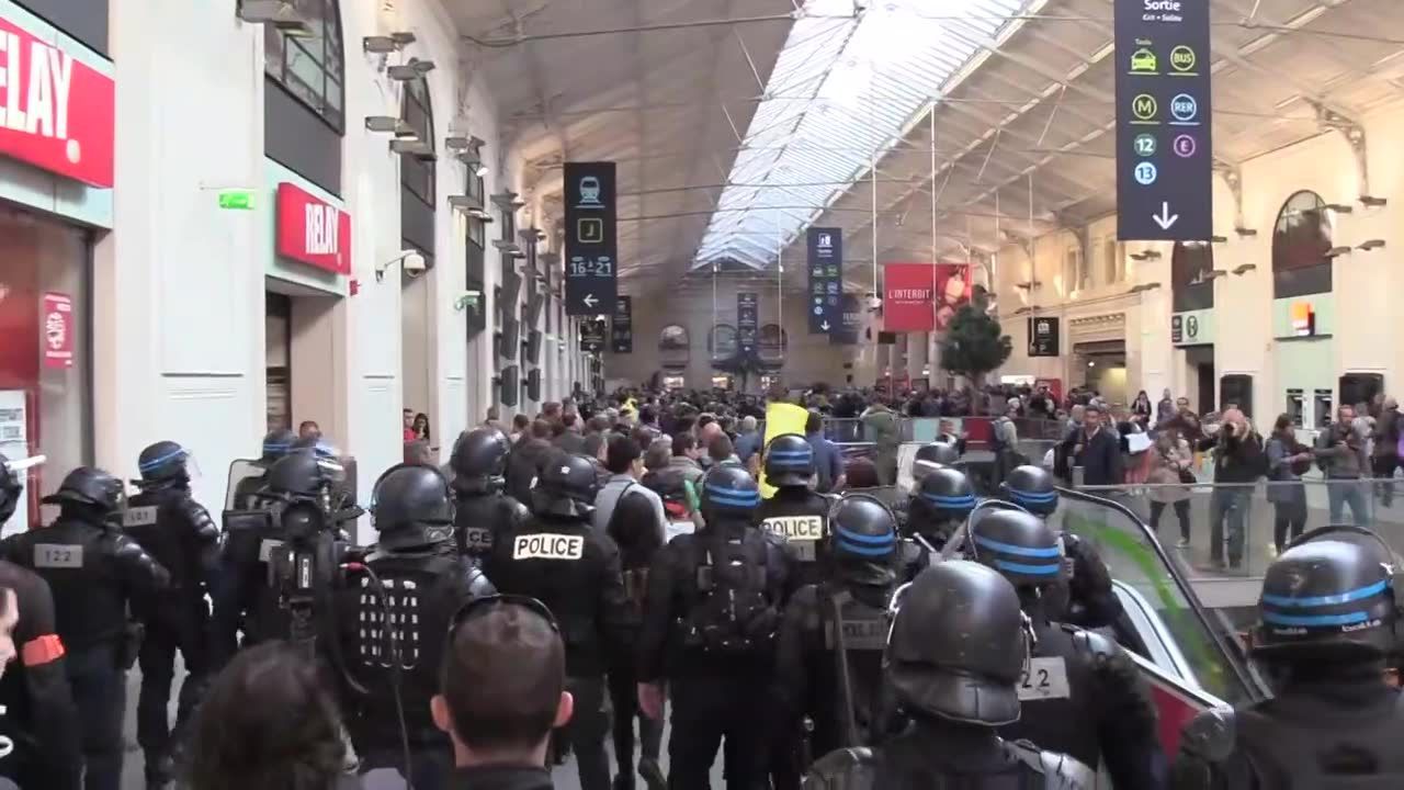 „Żółte kamizelki” protestują już 45. tydzień z rzędu. Policjanci pryskali łzawiącym gazem w twarze demonstrantów