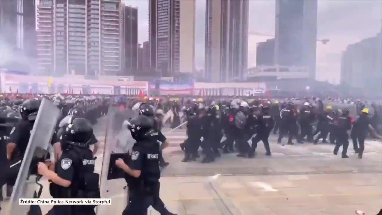 Ogromne manewry chińskiej policji przy granicy z Hongkongiem. Ćwiczono rozganianie demonstracji